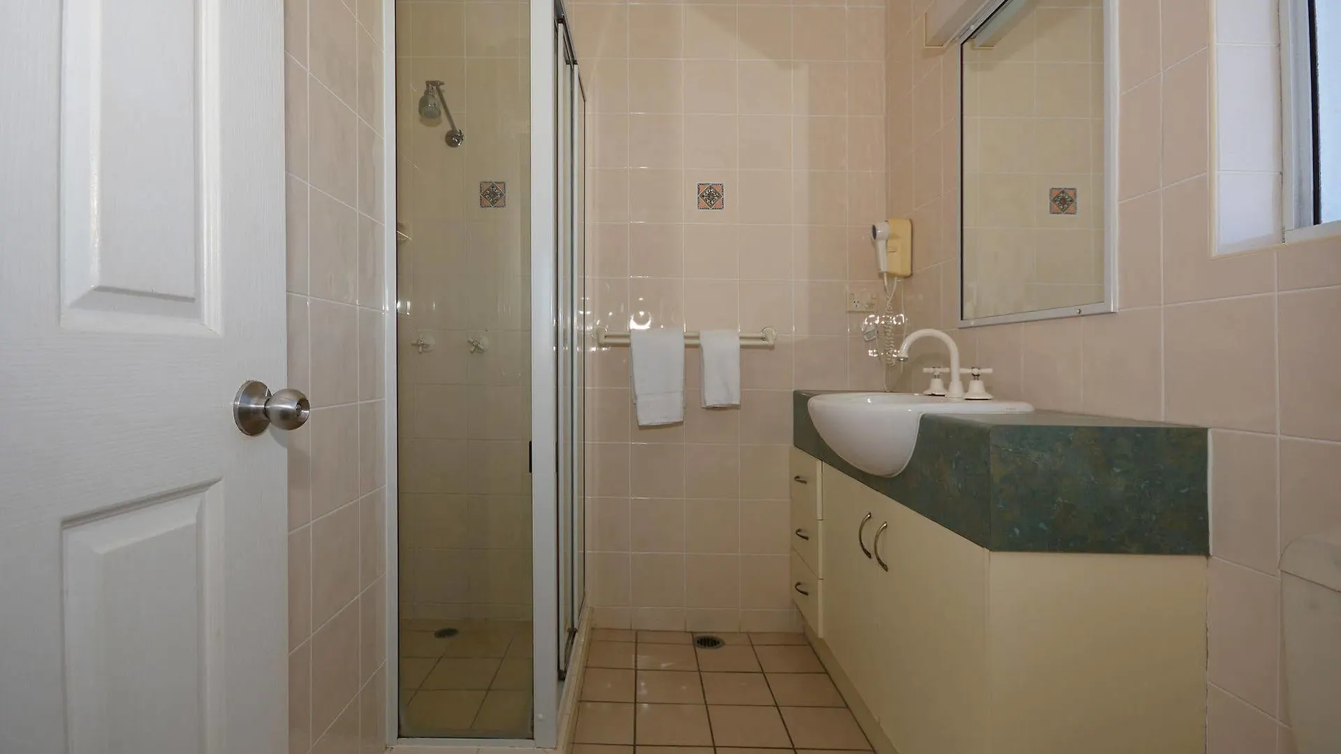 Jade Waters Luxury Apartments Hervey Bay Ausztrália